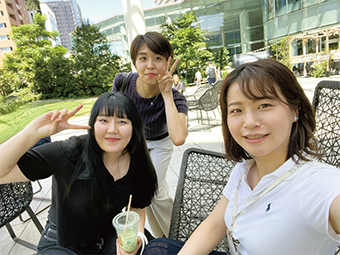 虎ノ門ヒルズの屋外スぺ―ス。昼休みに立ち寄ってくれた大学時代の友人と。