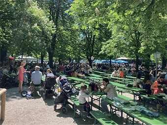 午前中から家族連れでにぎわう緑豊かなビアガーデン