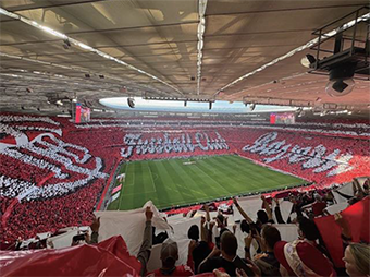 ビールを飲みながらサッカー観戦