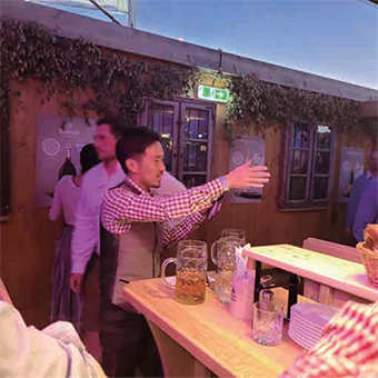 伝統的なバイエルン衣装でオクトーバーフェストを満喫する筆者