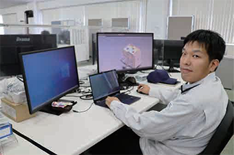 設計部門 機械設計部 機械設計1G 越智 達也 作業の様子